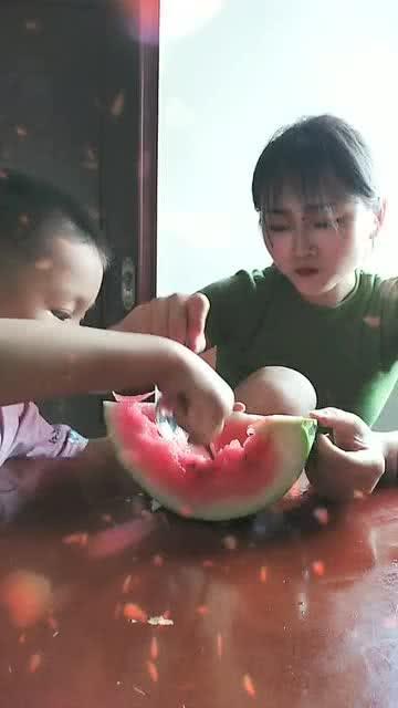 偷拍老妈吃瓜,老妈吃瓜的温馨一幕
