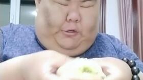 猪哥吃新瓜,甜蜜滋味尽在其中